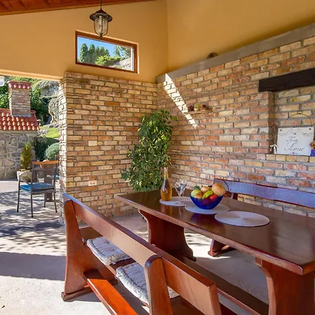 2 Bedroom Cozy In Rukavac Holiday home