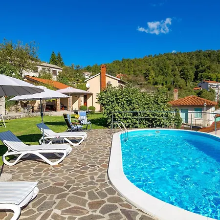 2 Bedroom Cozy In Rukavac *