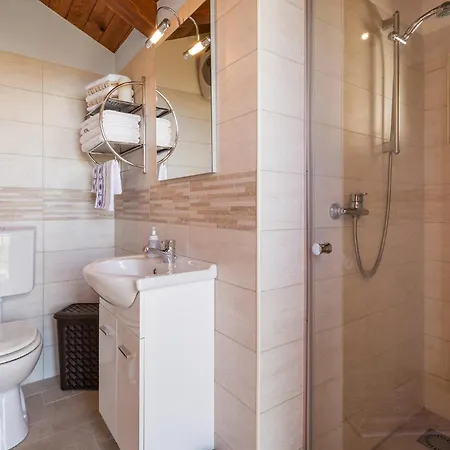 2 Bedroom Cozy In Rukavac * Rukavac (Primorje-Gorski Kotar)